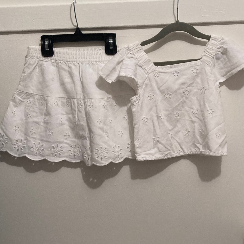 Old Navy White 5T Eyelet Top and Skirt Set. NWT